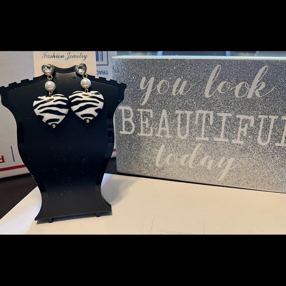 Zebra print heart earrings - Picture 8 of 9